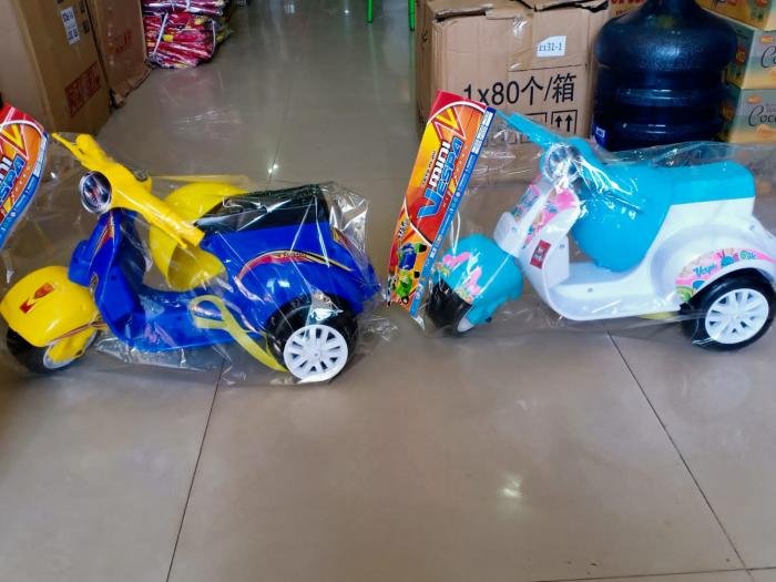 Mainan Vespa Anak Helm