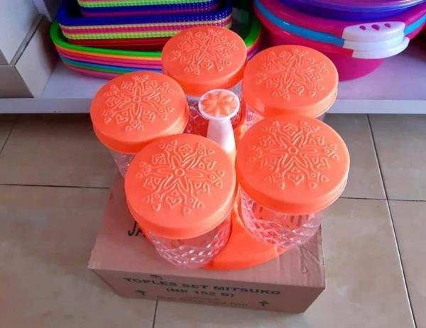 Toples Mitsuko